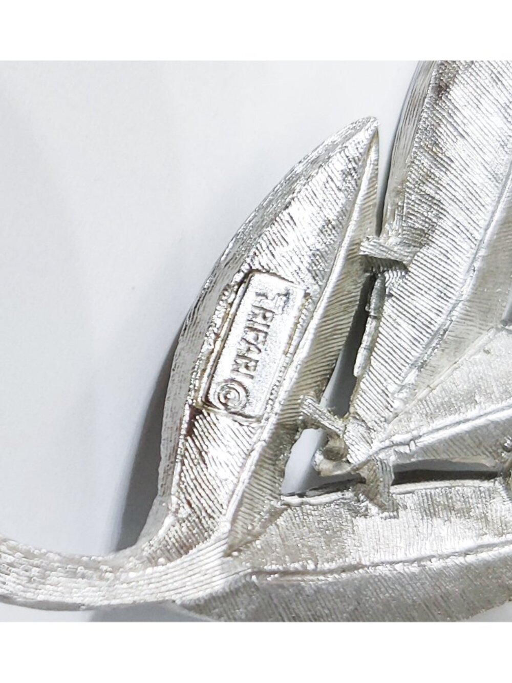 Vintage 1950-60s Signed Crown Trifari Brushed Silver Plated Leaf Brooch 2-7/8" - Picture 3 of 3